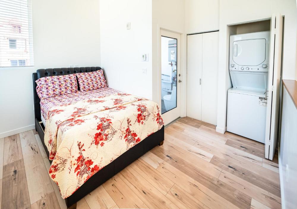 Modern 2BR 3-Level Loft Gated Parking Hollywood Ktown